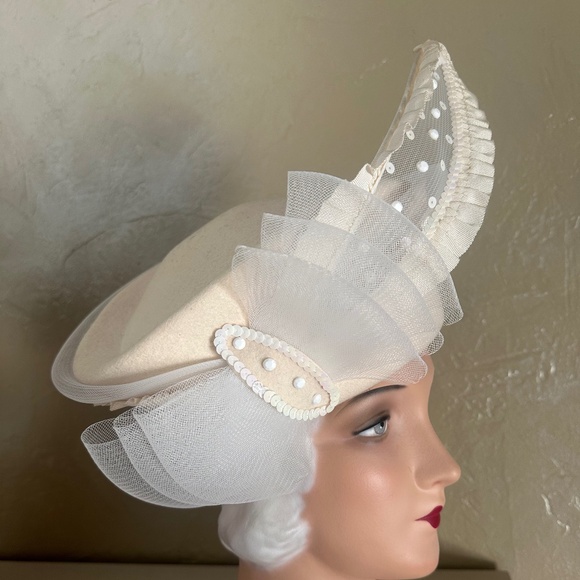 ADORABLE 1970s' IVORY FELT HAT + WHITE MESH, GROSGRAIN & SEQUIN TRIM - Picture 11 of 14